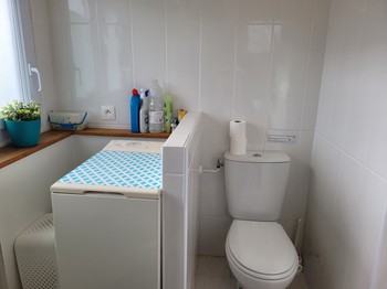 salle d'eau avec coin toilettes