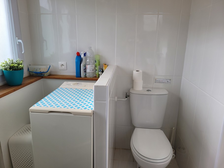 salle d'eau avec coin toilettes