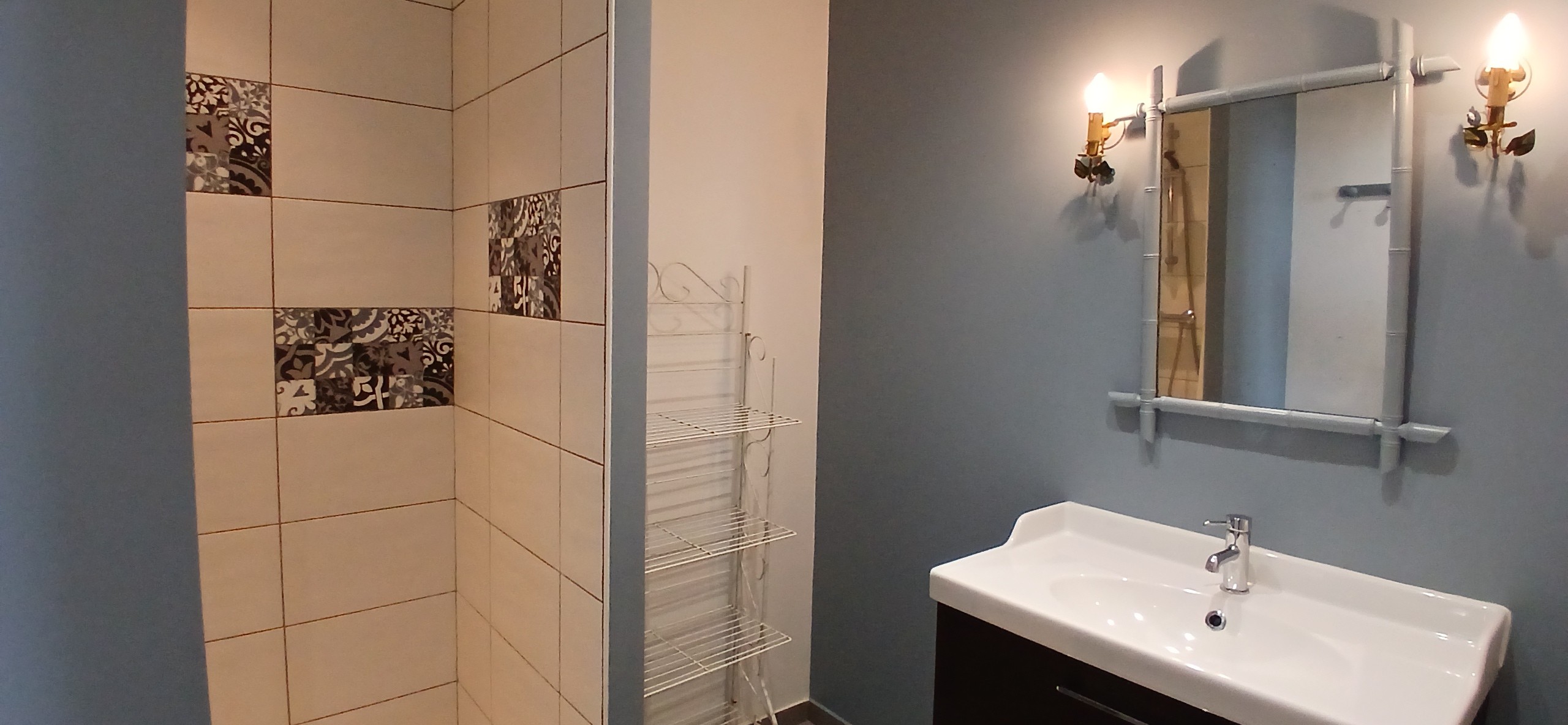 Esprit de Famille holiday cottage in Briennon: The blue bathroom