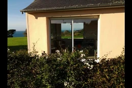 LE MARREC Location Trélevern vue mer depuis l'espace salon