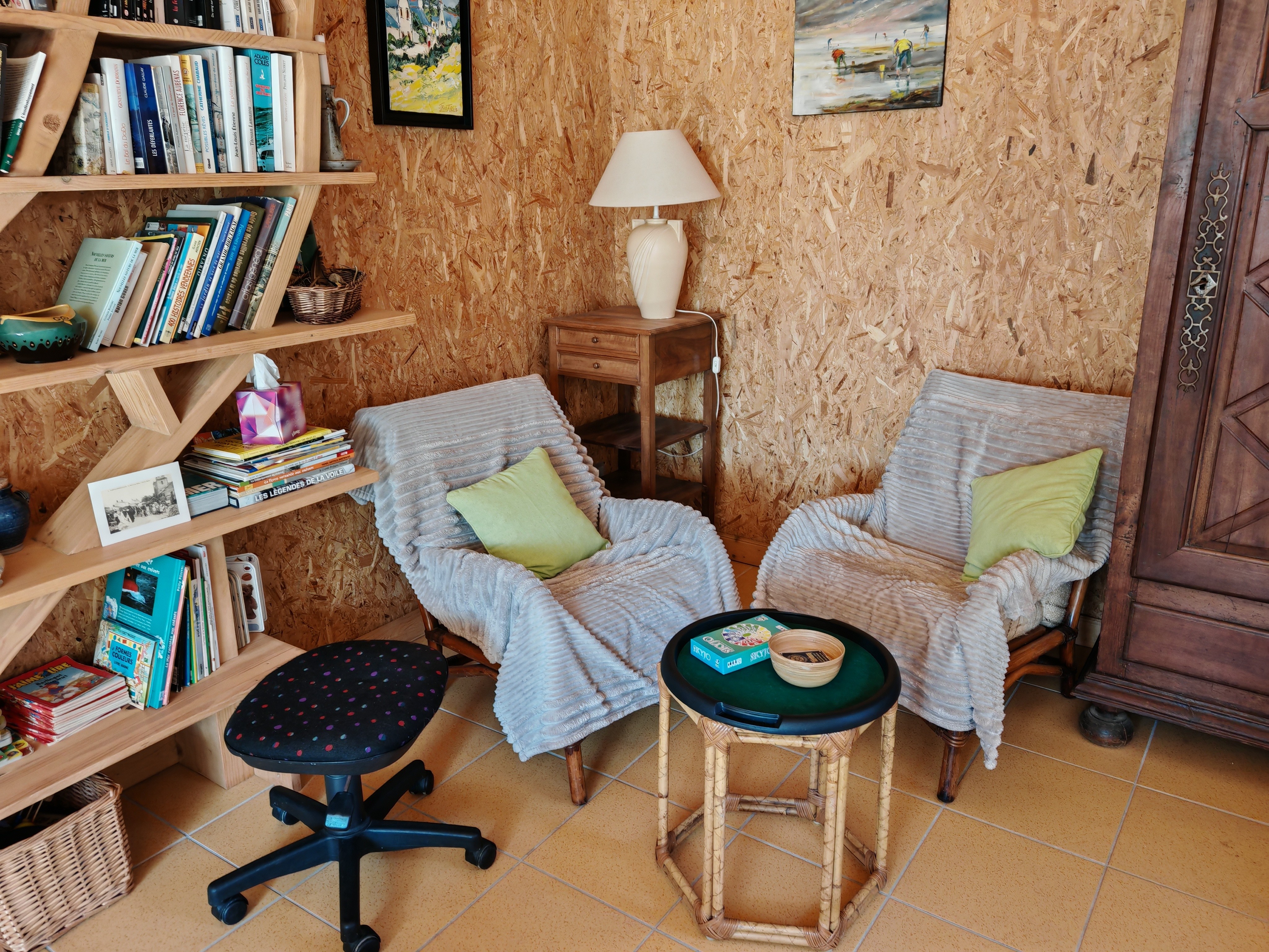 Coin lecture et jeux dans le salon