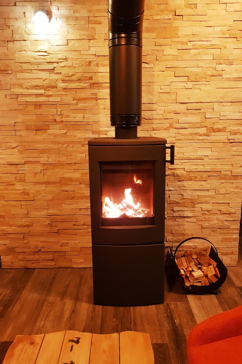 Poêle à bois, bois fourni - Le Cabanon Cendré