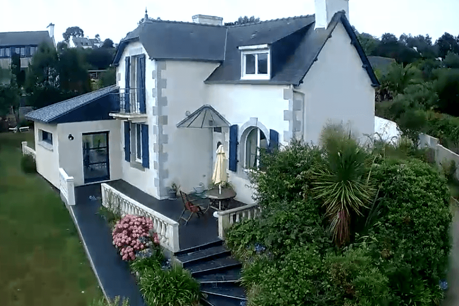 vue de la maison en prenant de la hauteur