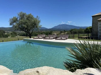 Espace piscine vue Mont Ventoux