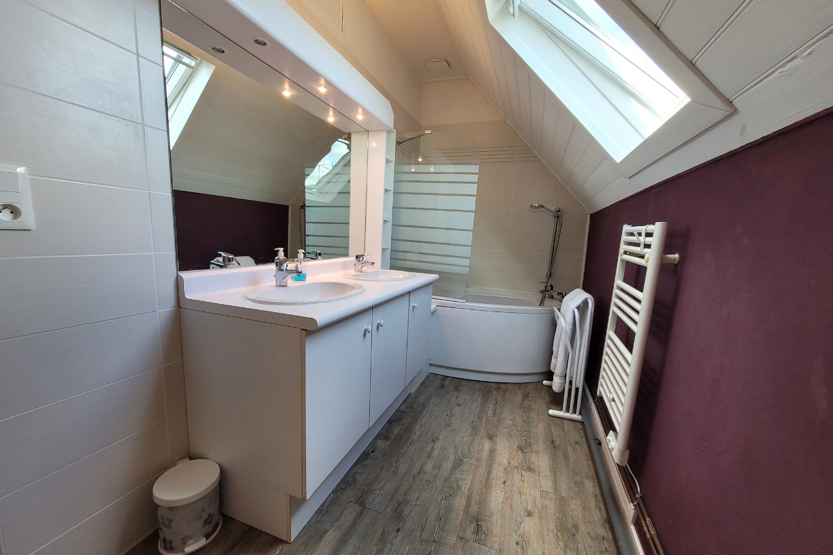 Location, 4/6 personnes à TREBEURDEN à 5 minutes PLAGE - 10 minutes PERROS-GUIREC - COTES D'ARMOR - BRETAGNE - salle de bain