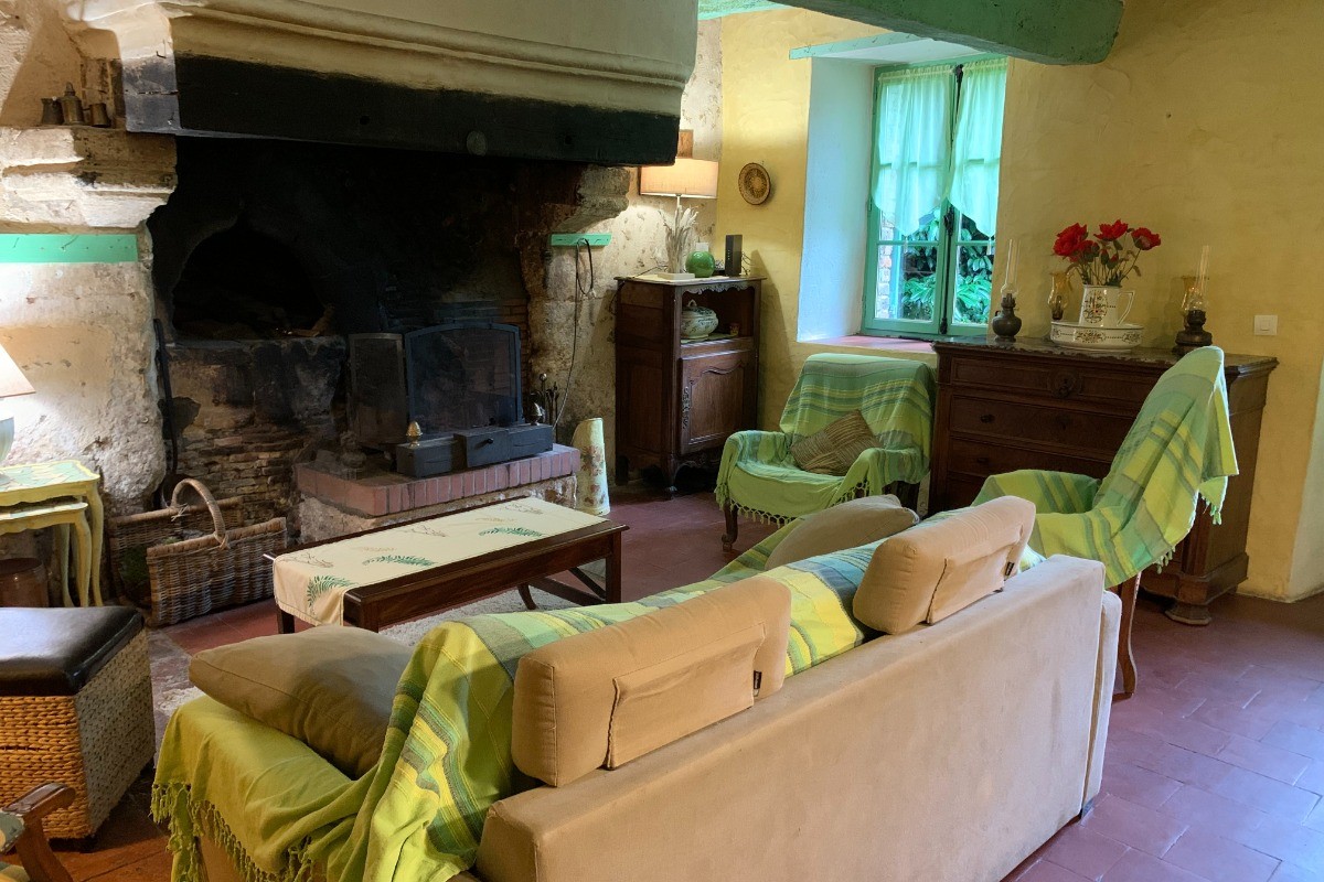 Grand salon de 41 m² avec cheminée en fonctionnement, TV, lecteur DVD, chaine hifi, table pour vos repas mais aussi table de billard et de pétanque. Canapé-lit convertible pour 2 personnes (140x190 cm)