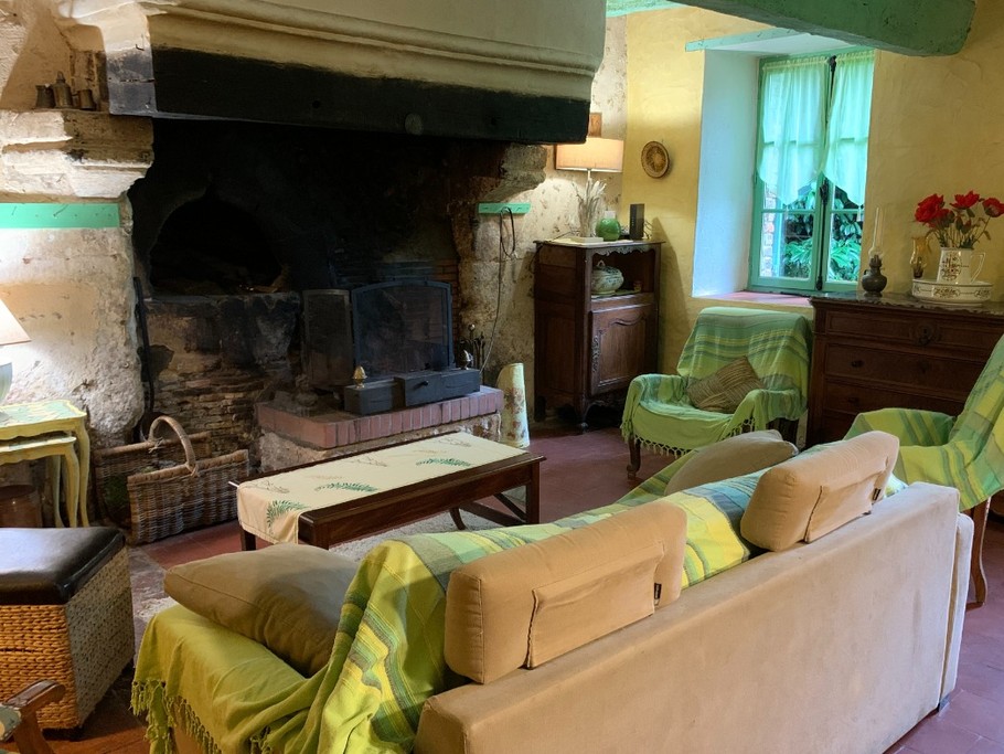 Grand salon de 41 m² avec cheminée en fonctionnement, TV, lecteur DVD, chaine hifi, table pour vos repas mais aussi table de billard et de pétanque. Canapé-lit convertible pour 2 personnes (140x190 cm)