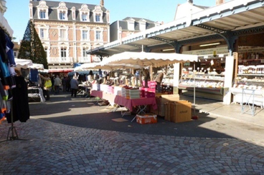 Une partie du marché de VILLERS SUR MER avec ses produits locaux