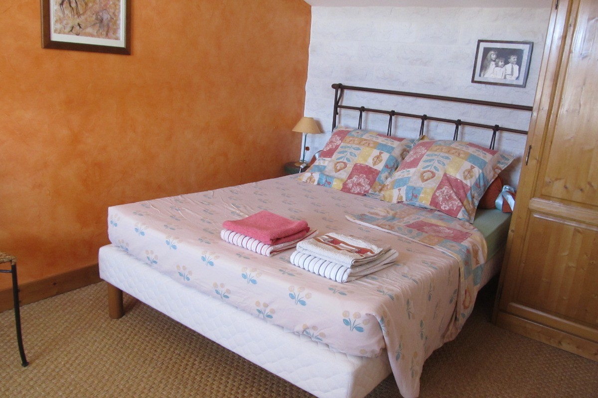 Chambre 1 avec son lit double 140x190