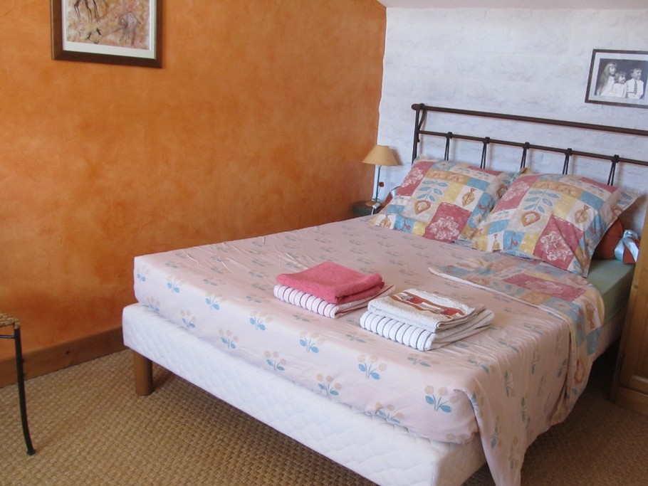 Chambre 1 avec son lit double 140x190