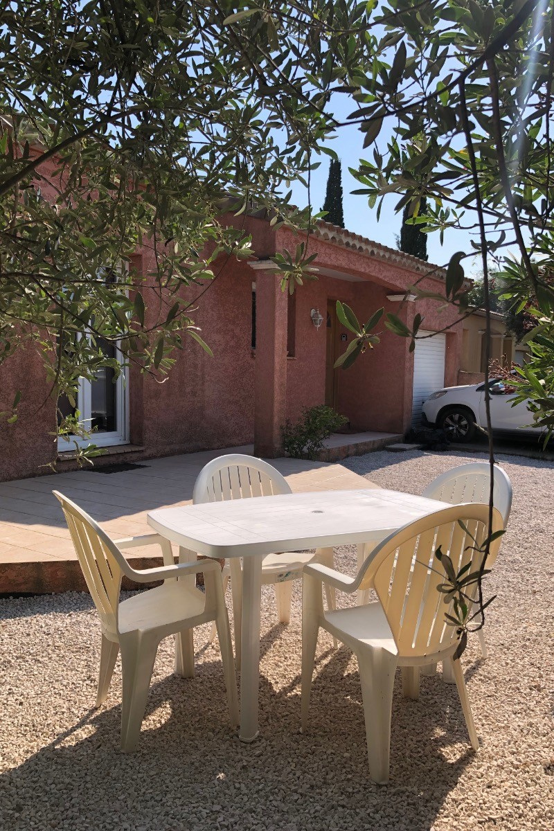 Manger à l’ombre de l’Oliveira.