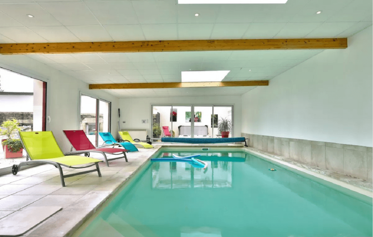 Piscine intérieure chauffée à 28° (8 m x 4m)