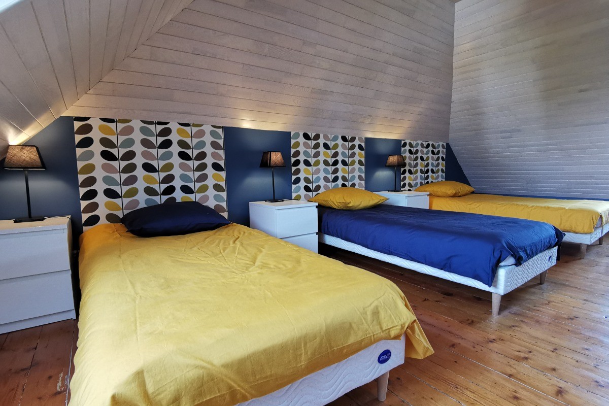 Etage: Chambre 2 avec 3 lits 90