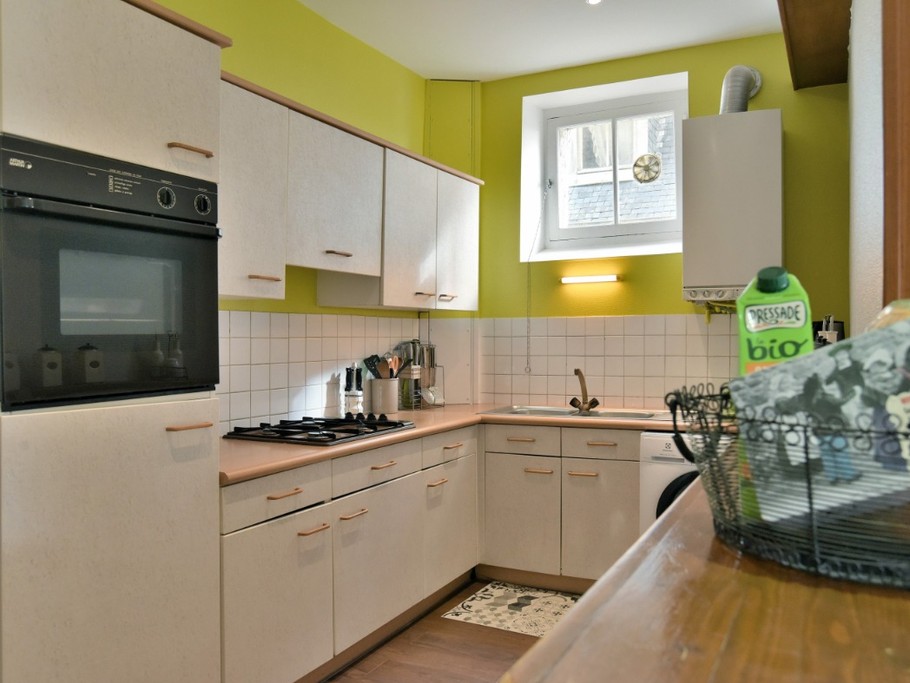 Cuisine très bien équipée avec passe plat et accès au séjour.