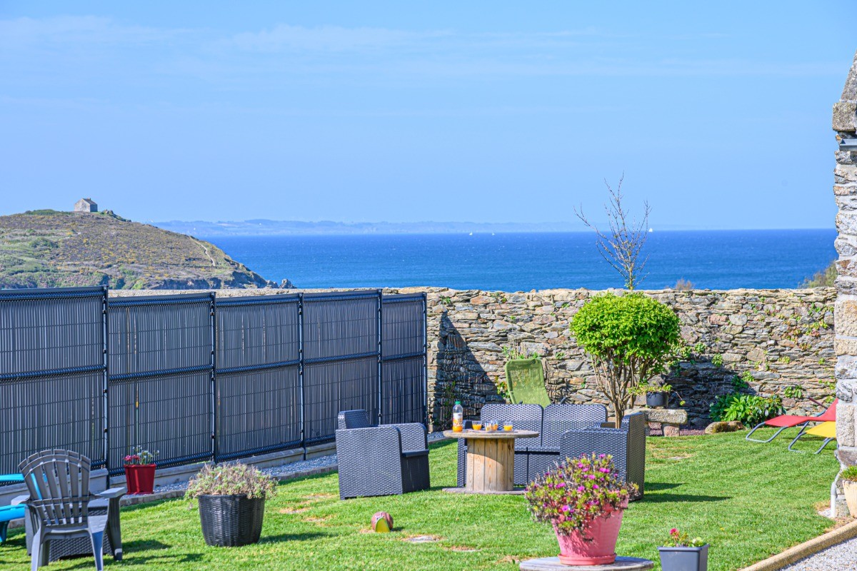 Grand jardin avec vue sur la baie de Douarnenez