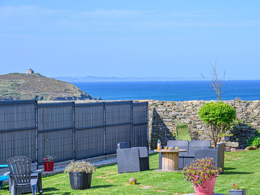 Grand jardin avec vue sur la baie de Douarnenez