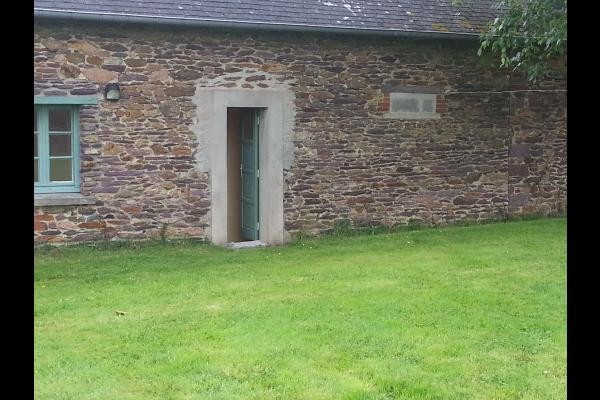 L'accès au jardin à larrière de la maison. Endroit calme
