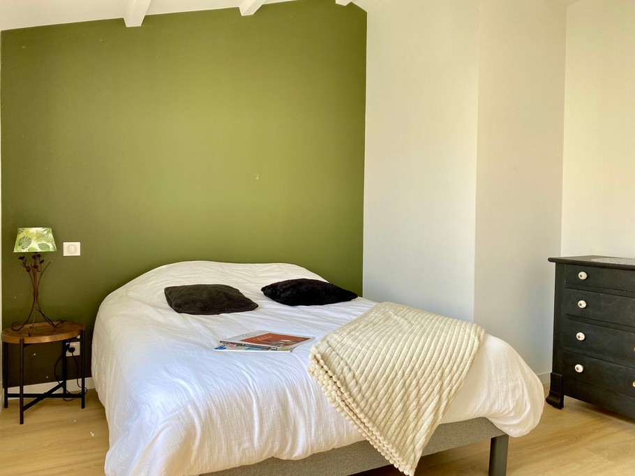 Bedroom with 160 cm bed