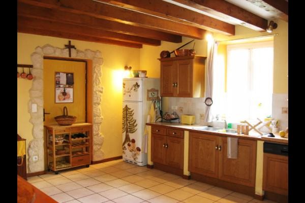 une belle cuisine spacieuse et très bien équipée