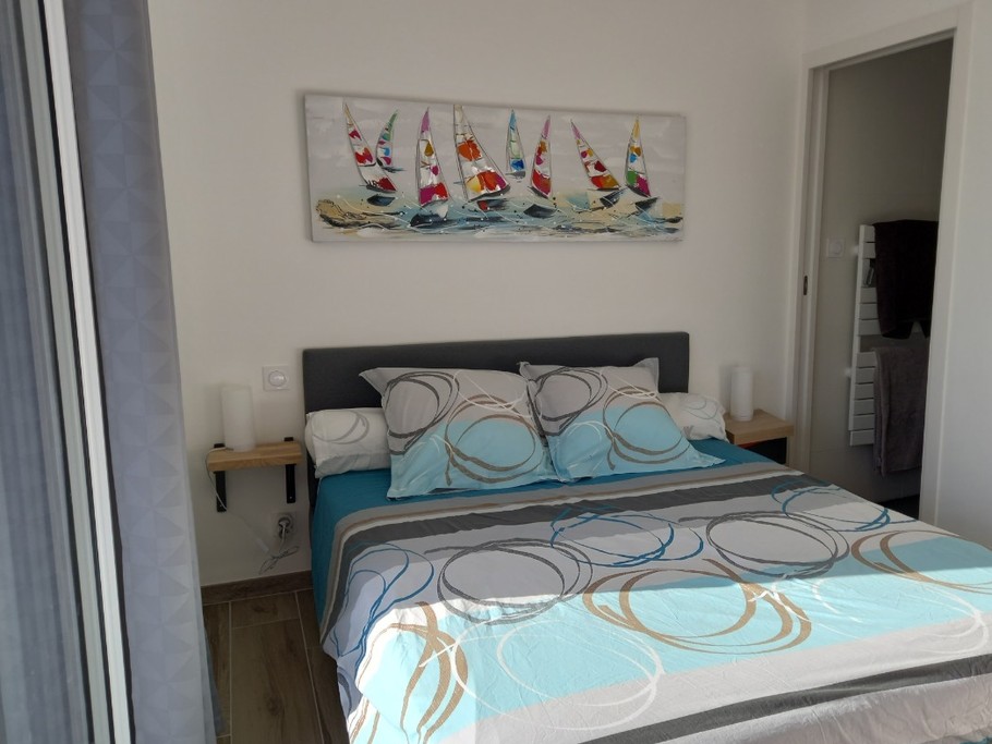 Bedroom 1 with double bed (160cm) and en-suite shower room