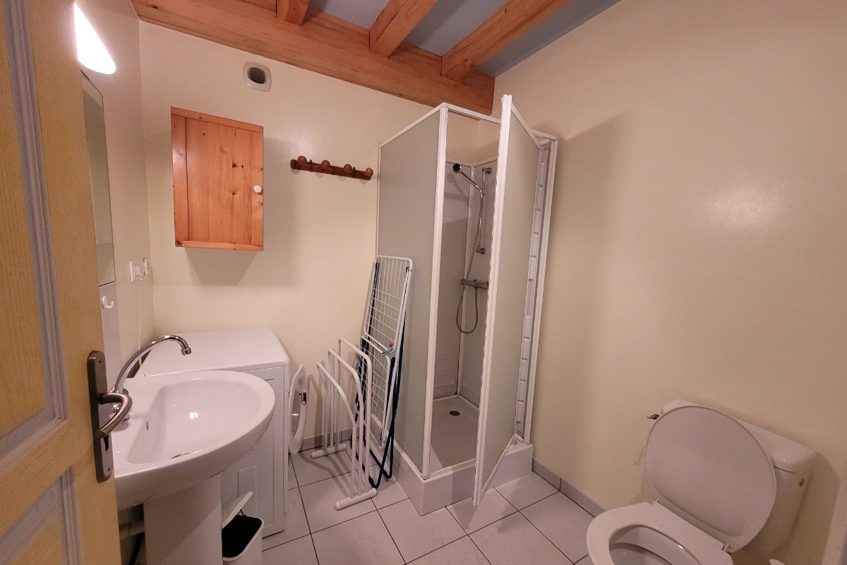 Location Mme Thebault - Salle de bain - Maison 4 personnes en campagne entre Dinan et les magnifiques plages de St Jacut de la Mer - 1