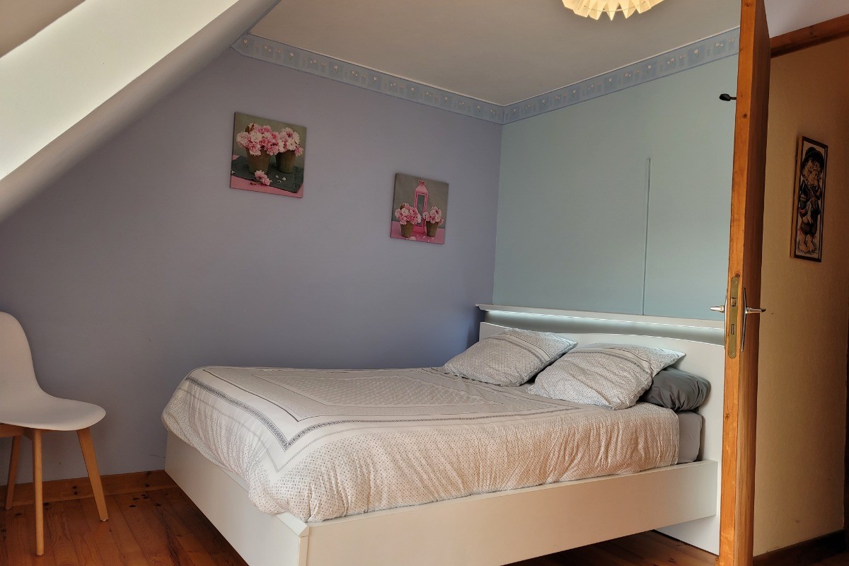 Le Coz, location, Pointe de la Tour, Plouha, Clévacances, l'une des deux chambres de l'étage avec lit double