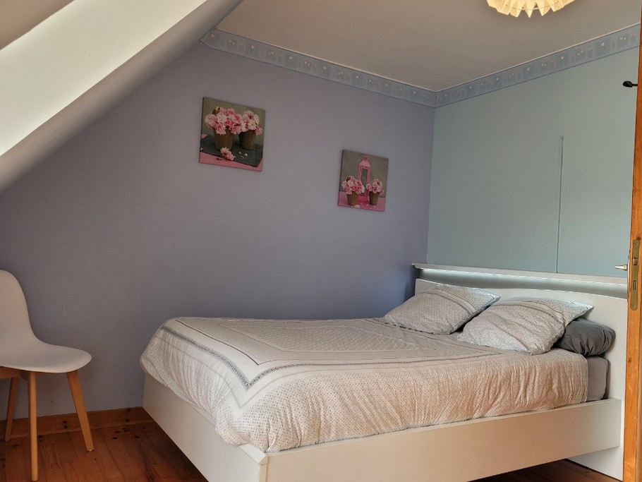 Le Coz, location, Pointe de la Tour, Plouha, Clévacances, l'une des deux chambres de l'étage avec lit double