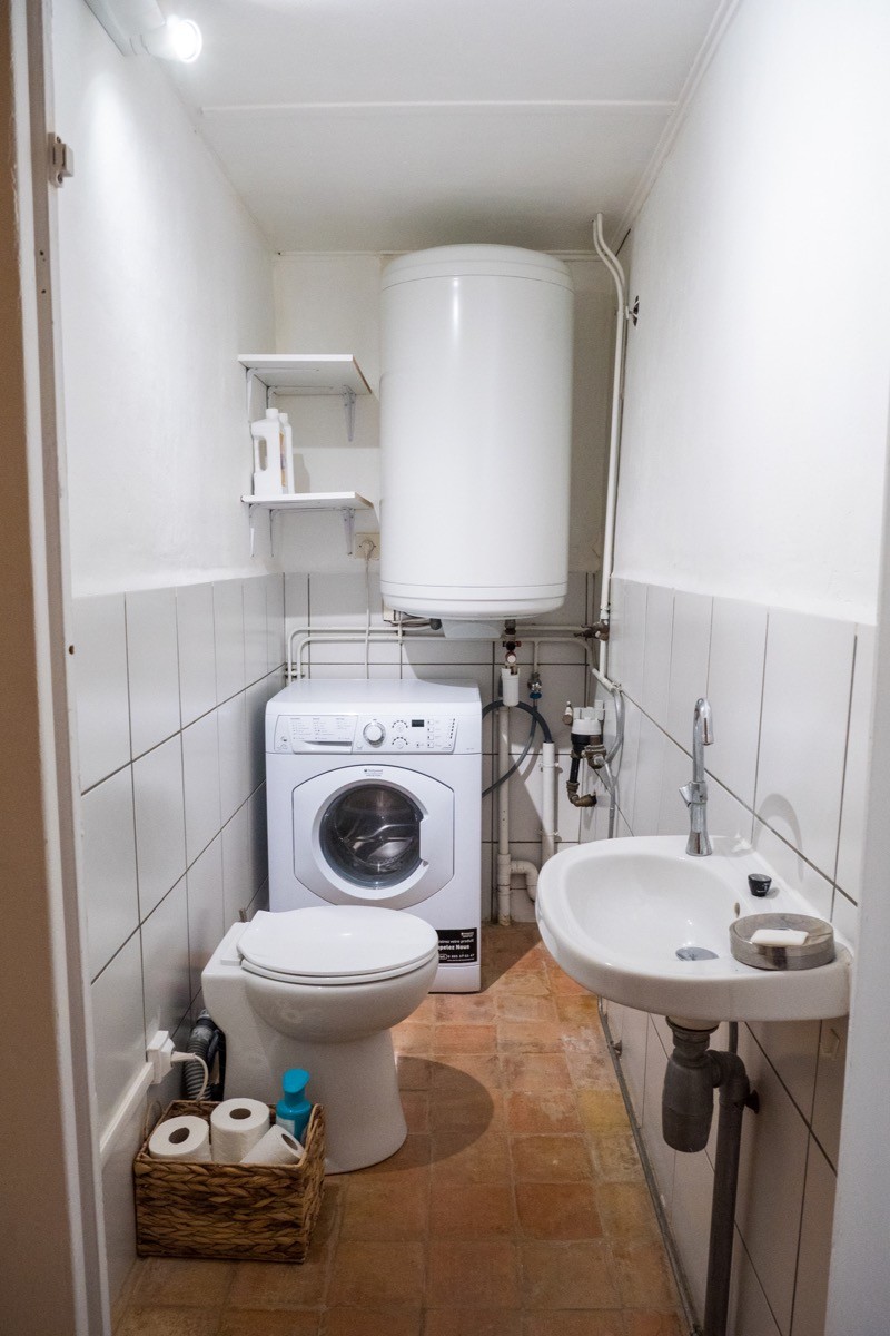Buanderie avec Lave linge Sèche Linge et WC