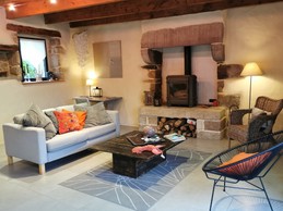 Salon avec poêle à bois