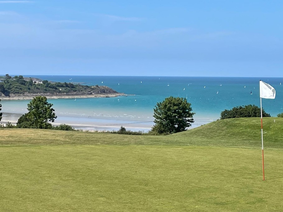 Golf de Saint Cast 6km avec vue sur la plage de Pen Guen