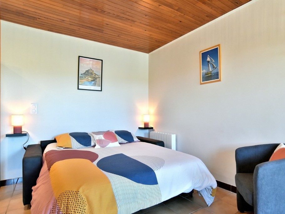 Pièce de vie avec un coin cuisine neuve et très bien équipée, un coin séjour et un coin salon (canapé-lit confortable et convertible de 140x190 cm) .