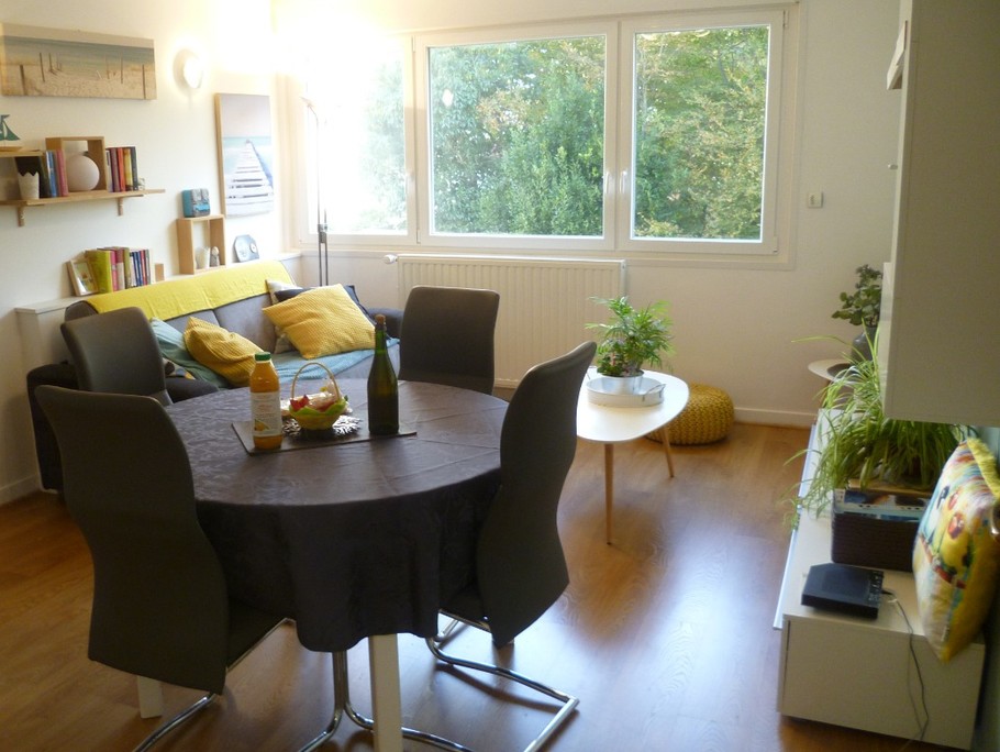 Bright flat overlooking wooded hedges