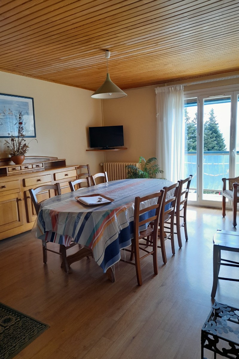 Séjour donnant sur balcon, vue plein sud, sur montagnes