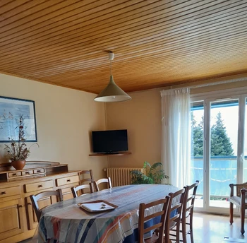 Séjour donnant sur balcon, vue plein sud, sur montagnes