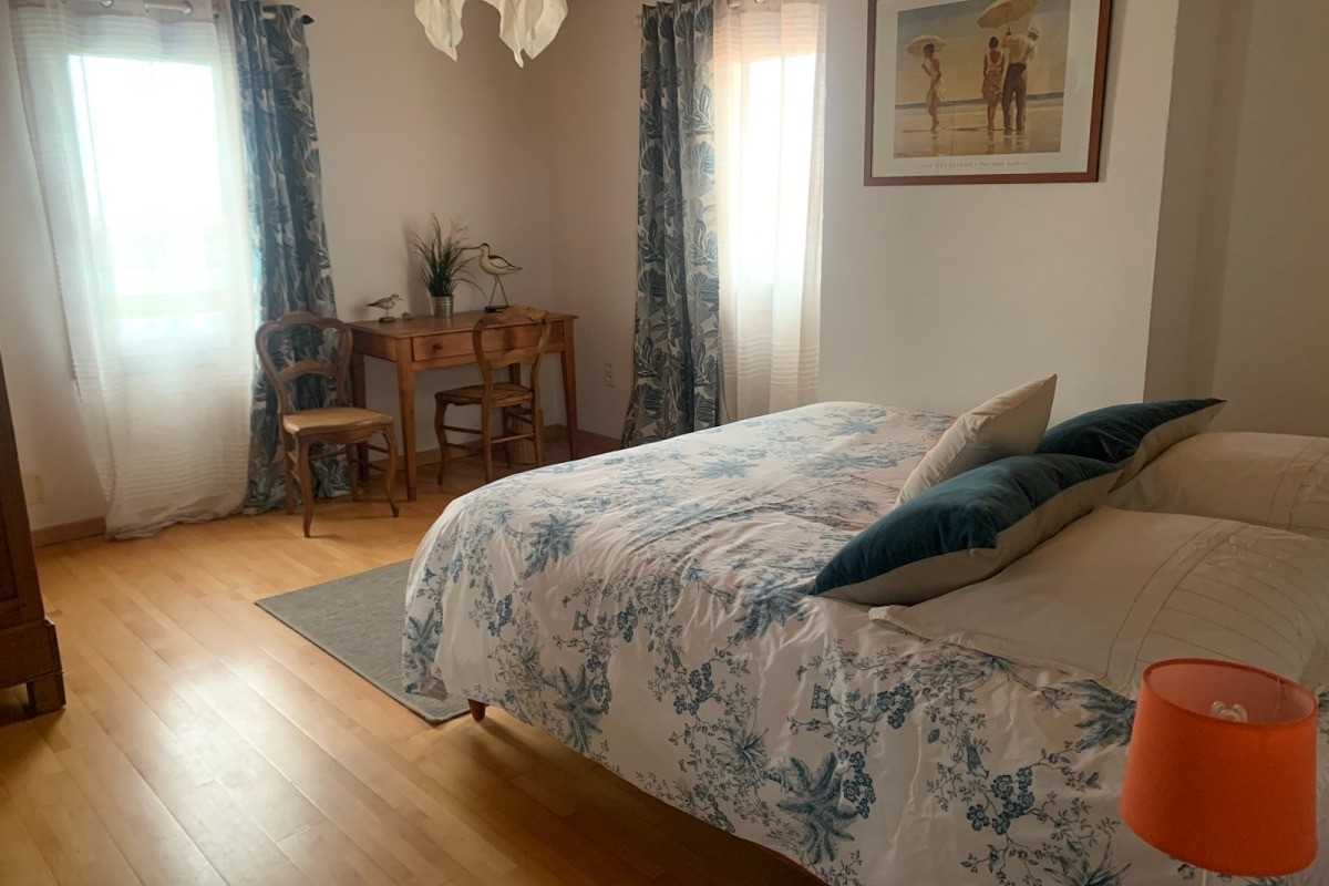 Chambre parentale à l'étage (avec vue mer)