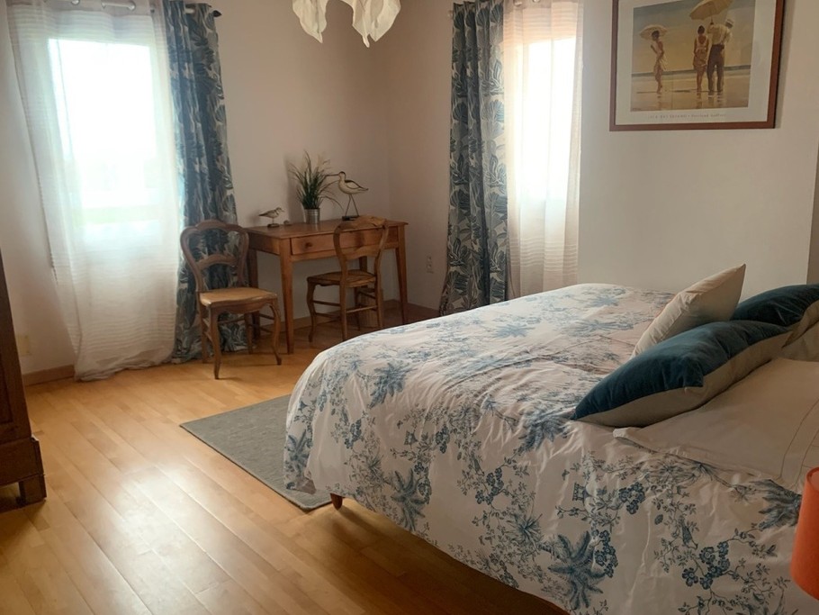 Chambre parentale à l'étage (avec vue mer)