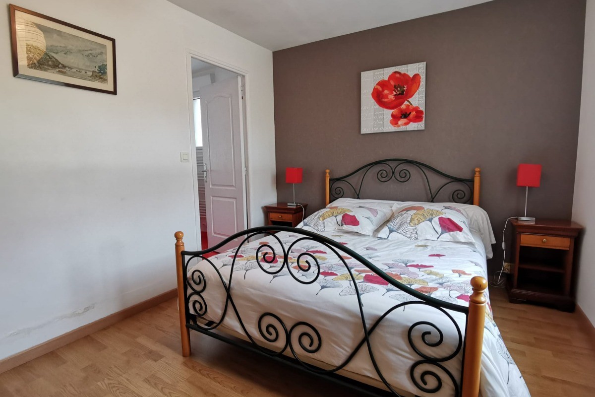 Une première chambre avec son lit de 140 et sa salle de bain privative