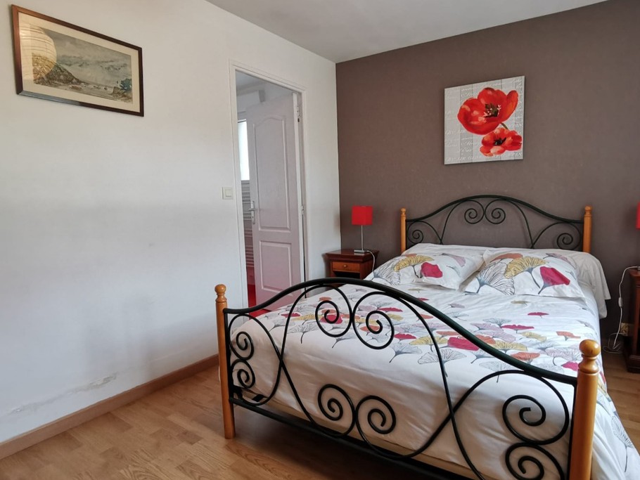 Une première chambre avec son lit de 140 et sa salle de bain privative