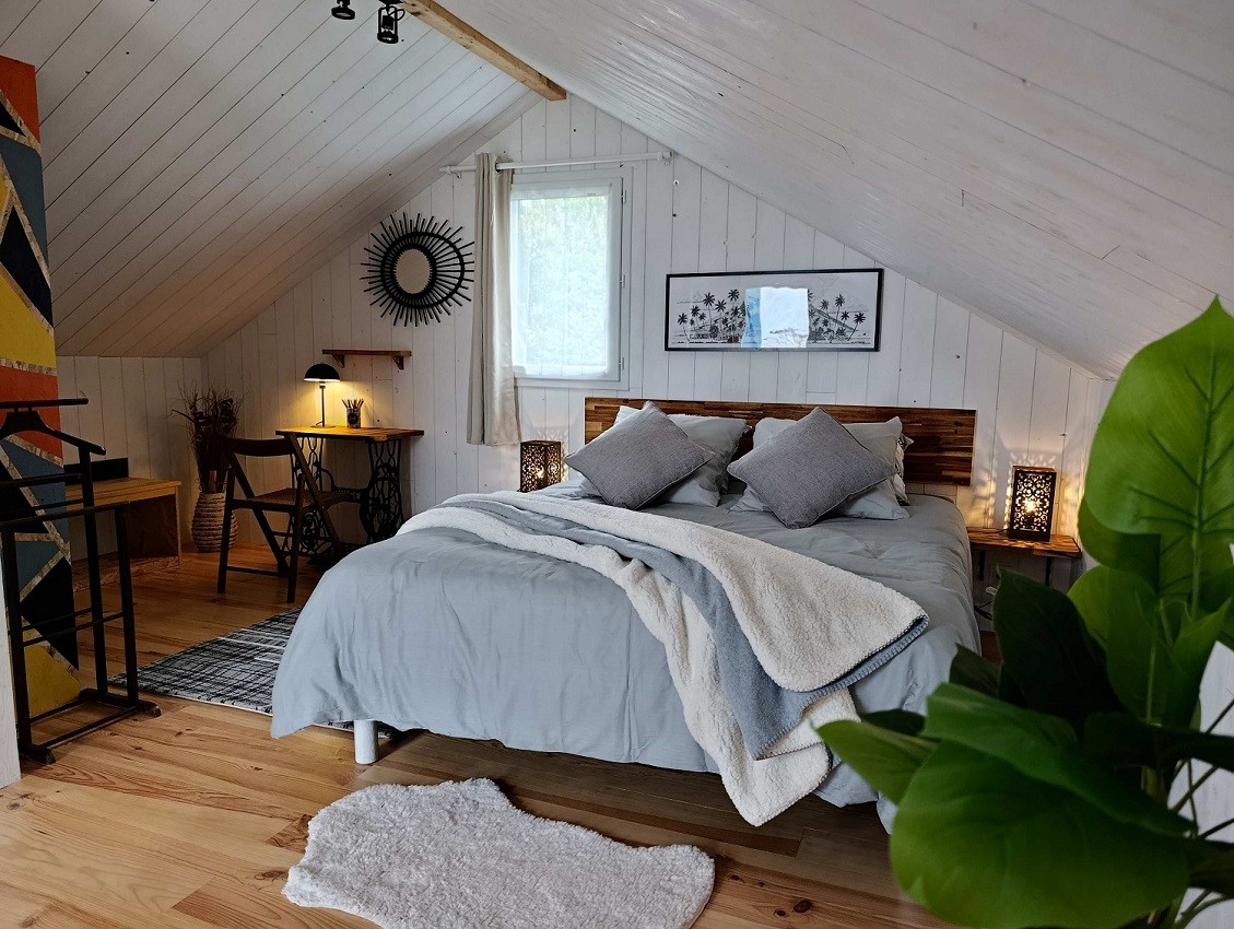 First floor: bedroom with double bed (160cm)