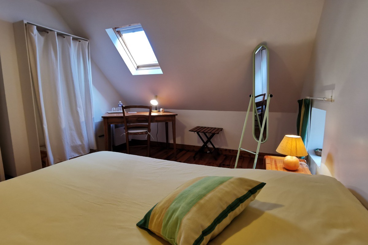 Chambre jaune avec coin bureau