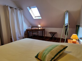 Chambre jaune avec coin bureau