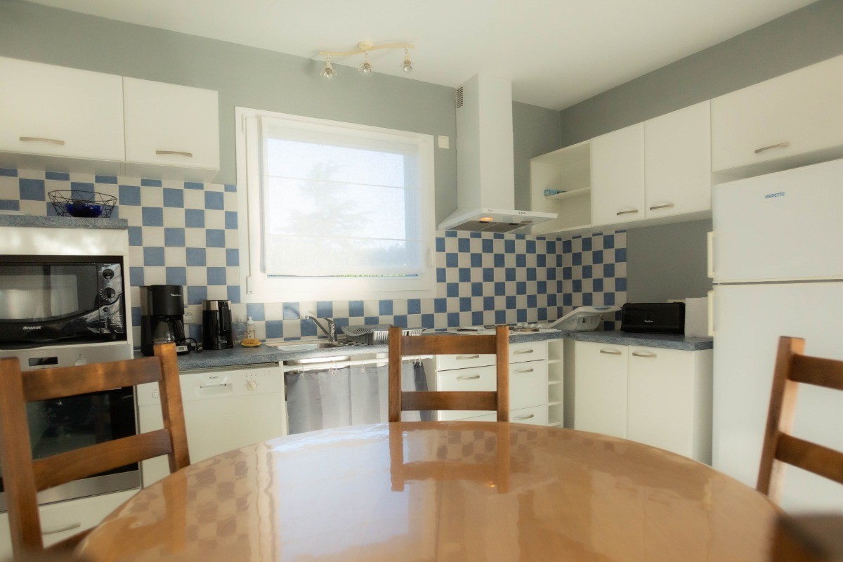 Clévacances -MAISON POUR 4 PERSONNES IDÉALEMENT SITUÉE PRES DE LA MER entre PERROS- GUIREC ET PAIMPOL - COTES D'ARMOR - BRETAGNE - cuisine