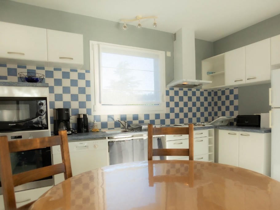 Clévacances -MAISON POUR 4 PERSONNES IDÉALEMENT SITUÉE PRES DE LA MER entre PERROS- GUIREC ET PAIMPOL - COTES D'ARMOR - BRETAGNE - cuisine