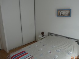 chambre avec placard et tables de nuit