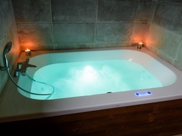 Baignoire Balnéothérapie (salle d'eau, RDC) - Chalet "Le Domaine des Mésanges"