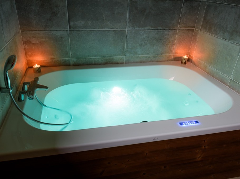 Baignoire Balnéothérapie (salle d'eau, RDC) - Chalet "Le Domaine des Mésanges"