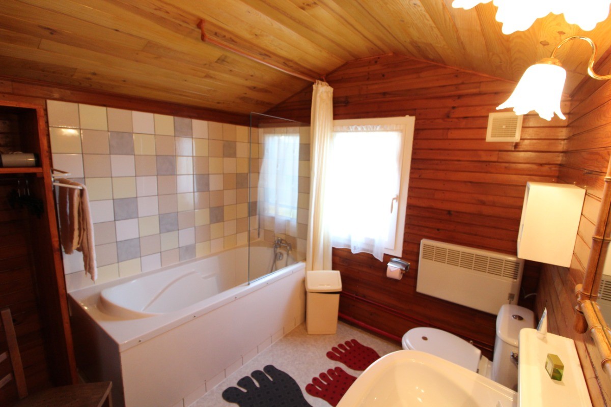 Salle de bains étage - Chalet Magdelon