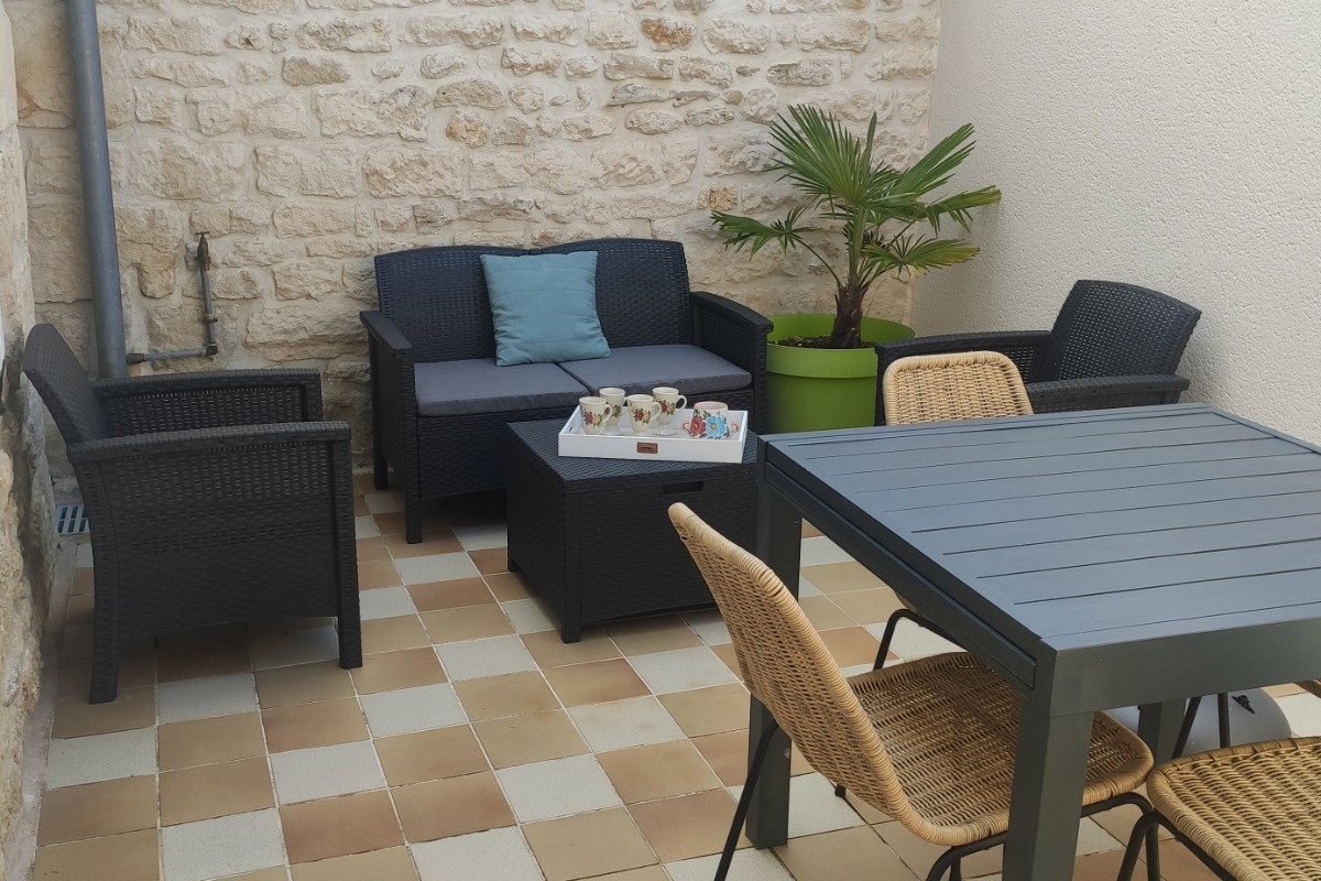 Terrasse privative, gite La Ramée avec piscine pour 6 personnes, près de Rochefort, Charente maritime