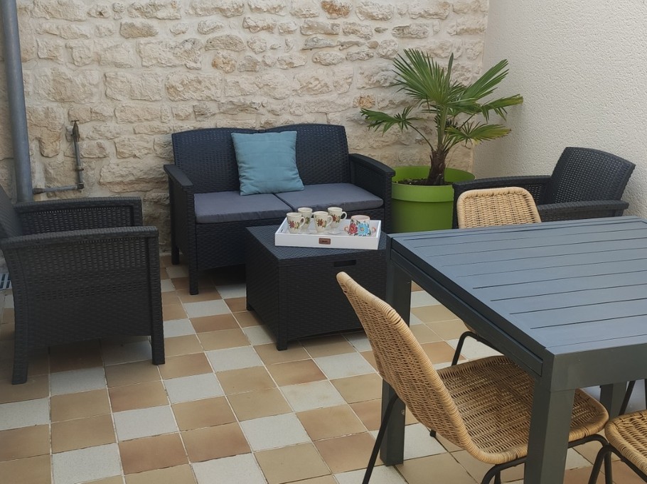 Terrasse privative, gite La Ramée avec piscine pour 6 personnes, près de Rochefort, Charente maritime