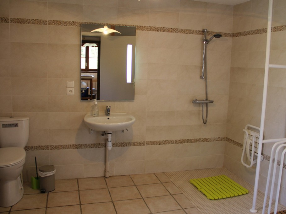 Bathroom for people with reduced mobility
